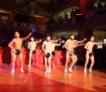 synchronisation danse Un groupe de lycéens nus danse avec des raquettes