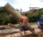 soulever fort Un homme soulève un tronc d'arbre