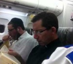 homme Un homme noir, un prêtre et un rabbin sont dans un avion
