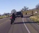moto vol Un motard fait un vol plané dans un virage