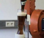 mousse verre Un robot verse une bière