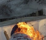 neige toit saut Un Russe en feu saute d'un immeuble