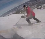 descente ski Une snowboardeuse emporte un skieur