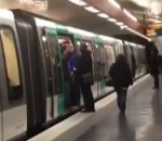 metro wagon Des supporters de Chelsea empêchent un homme noir de prendre le métro parisien
