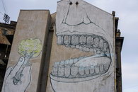 bouche dent immeuble Graffiti à Belgrade