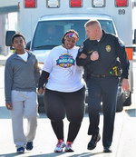 femme policier Un policier aide une femme ayant perdu 125 kg à finir une course