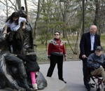 veterant Des parents laissent leur enfant joué sur le Vietnam Women's Memorial devant des vétérans