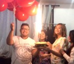 fontaine Ballons gonflés à l'hélium vs Gâteau d'anniversaire
