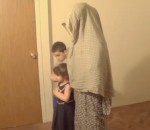 peur enfant Blague à des enfants pendant une prière