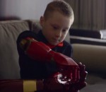 handicap prothese Robert Downey Jr. offre une prothèse de bras Iron Man à un enfant