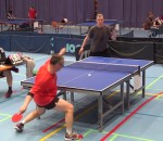 balle tennis Coup incroyable pendant un match de ping-pong