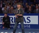 tennis match Un enfant réalise un lob parfait contre Roger Federer
