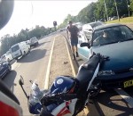 accident Un motard garde le sourire après un carambolage