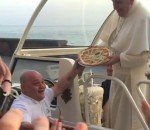 francois Offrir une pizza au pape François dans sa papamobile