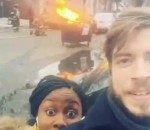 jet Selfie devant une poubelle en feu