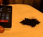 portable De la poudre magnétique prend vie avec un téléphone portable