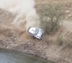 route eau sortie Une voiture plonge dans un réservoir d'eau pendant un rallye