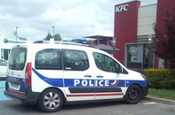 voiture police Livraison de poulet chez KFC