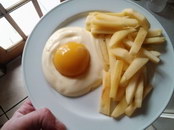frite oeuf Du yaourt, une demi-pêche, des morceaux de pomme