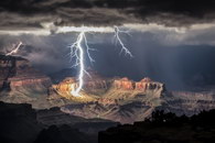 canyon eclair Un éclair illumine le Grand Canyon