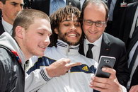 selfie Doigt d'honneur pendant un selfie avec François Hollande