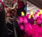 rose femme fleur Acte de gentillesse dans le métro