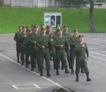 chanter Quand l'armée russe chante « Barbie Girl »