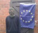 activiste Un activiste ani-UE essaie de brûler le drapeau européen
