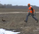 faisan arc Un chasseur essaie d'attraper un faisan