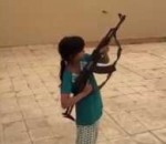 arme enfant fille Une enfant tire à l'AK-47