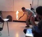 classe experience Sol en feu pendant une expérience de chimie