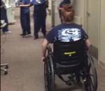 debout Une fille paralysée fait une surprise à son infirmière