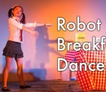 fille danse Une fille robot prend son petit dej