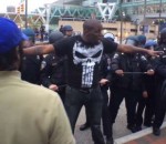 violence manifestation emeute Un manifestant contre la violence à Baltimore