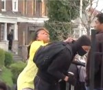 mere Une maman corrige son fils émeutier à Baltimore