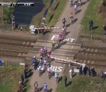 course Un TGV bloque la course cycliste Paris-Roubaix 2015