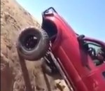 rocher voiture Un pickup grimpe un rocher