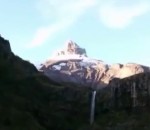 randonneur touriste Il filme le volcan Calbuco au bon moment