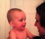 reaction bebe Un bébé rencontre la soeur jumelle de sa maman
