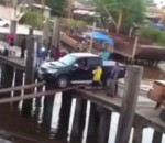 chargement bois Embarquer une voiture sur un bateau à l'aide de planches