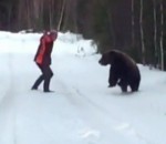 charge ours Un homme crie sur un ours qui le charge