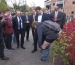 nick Un jeune perd son pantalon devant un homme politique