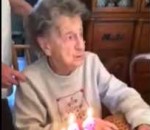 anniversaire mamie Une mamie de 102 ans souffle les bougies