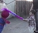 spiderman enfant Une piñata qui tourne bien