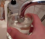 aspirer Un robinet aspire de l'eau
