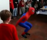 enfant fail reaction Spider-Man KO pendant un anniversaire