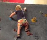 grimper enfant Un bébé de 19 mois escalade un mur de 2 m