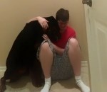 syndrome rottweiler Un chien réconforte une fille pendant une violente crise d'angoisse