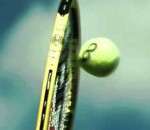 motion balle La compression d'une balle de tennis sur une raquette