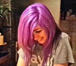 violet De quelle couleur sont ses cheveux ?